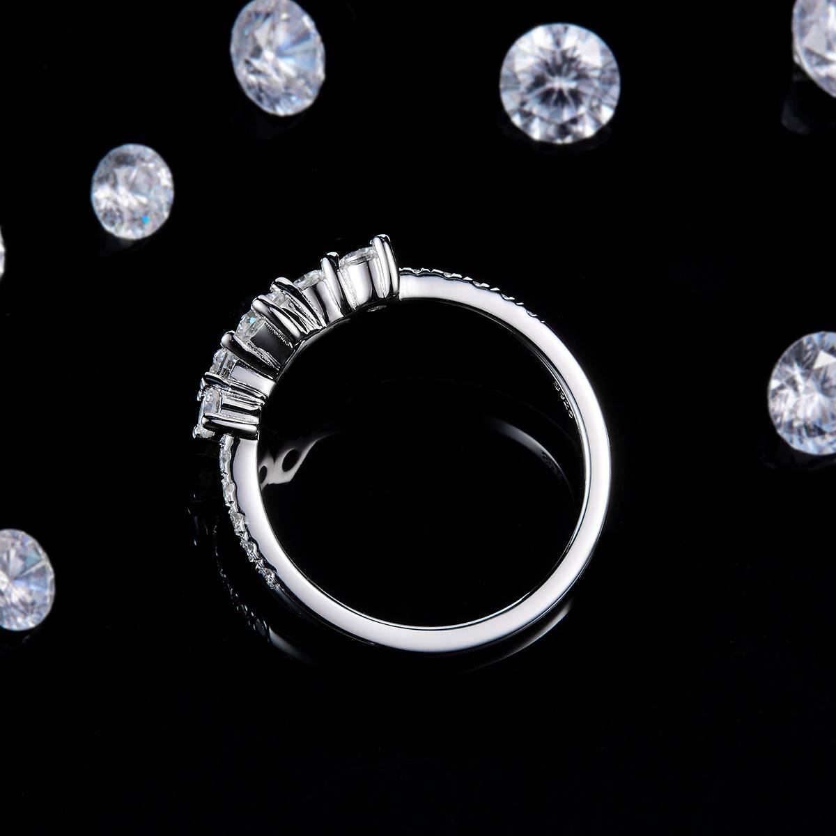 时尚风排戒S925银镀白金定制选款副石莫桑钻0.64ct