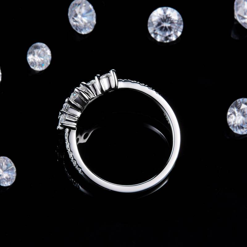 时尚风排戒S925银镀白金定制选款副石莫桑钻0.64ct