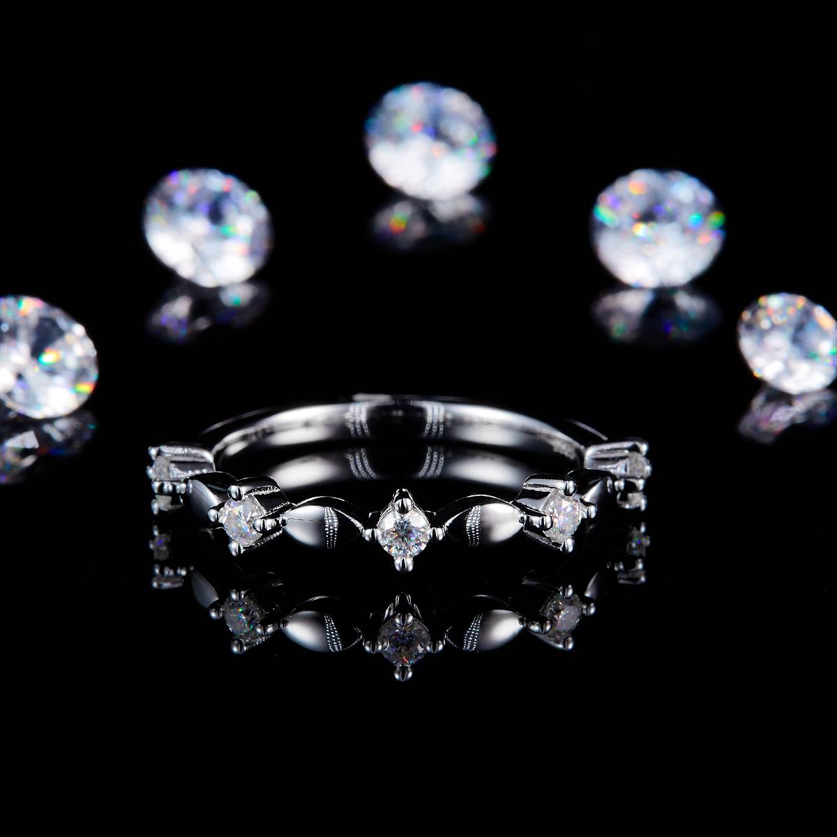 Customized Side Stone Moissanite 0.2ct for the S925 silver plated platinum ring, a niche fashion style