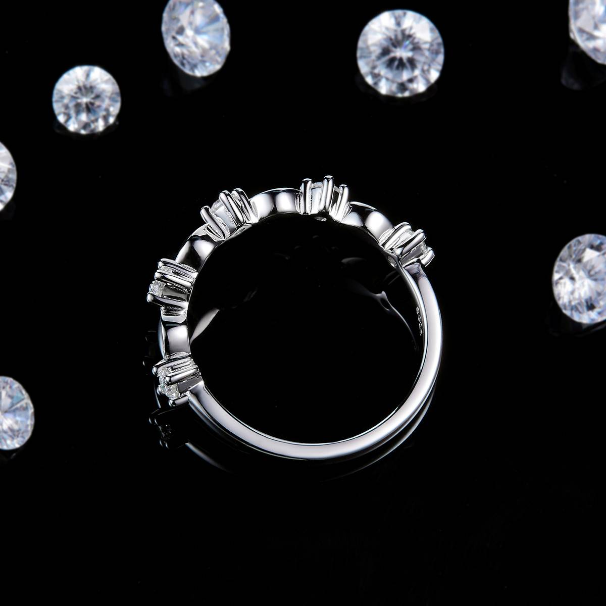 Customized Side Stone Moissanite 0.2ct for the S925 silver plated platinum ring, a niche fashion style