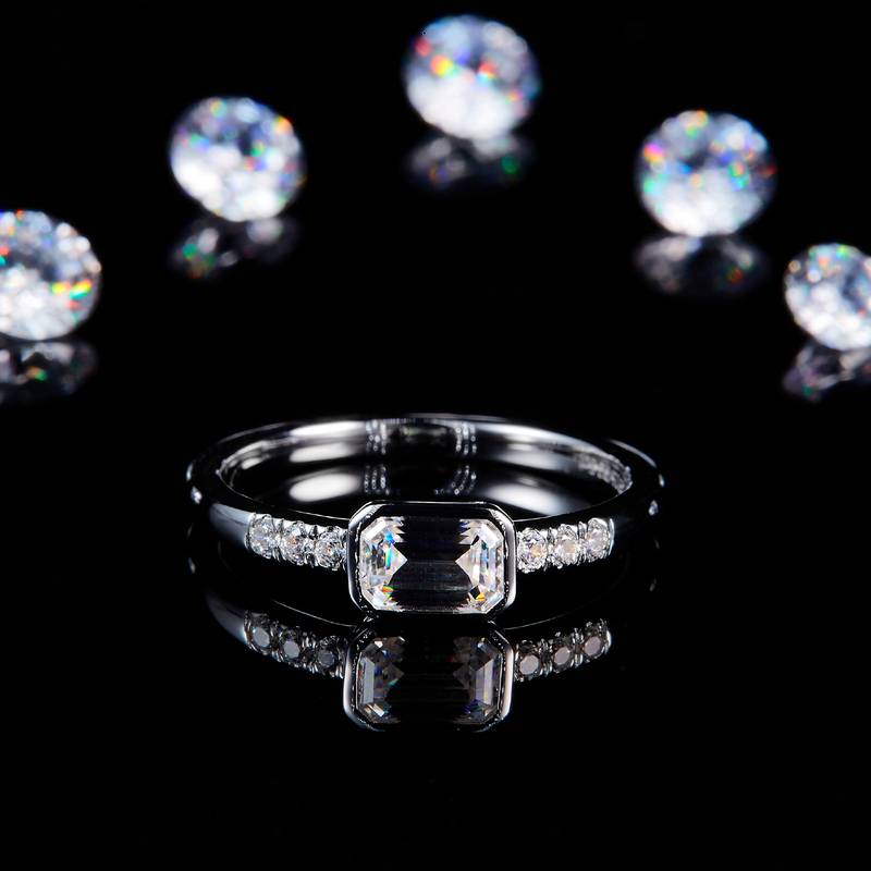 祖母绿切包镶女戒S925银镀白金定制选款主石莫桑钻0.5ct/副石高碳钻