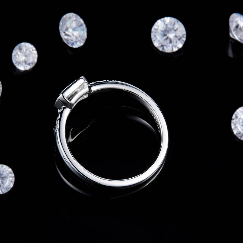 祖母绿切包镶女戒S925银镀白金定制选款主石莫桑钻0.5ct/副石高碳钻