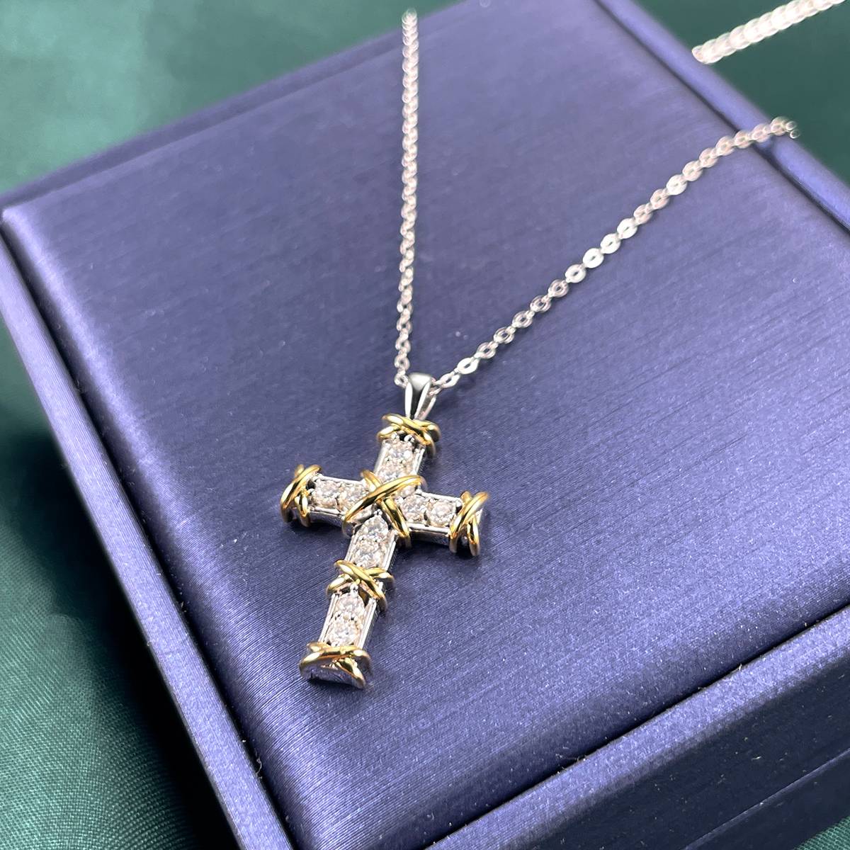 P230802039款S925银镀18K金双色十字架莫桑钻项链0.45ct