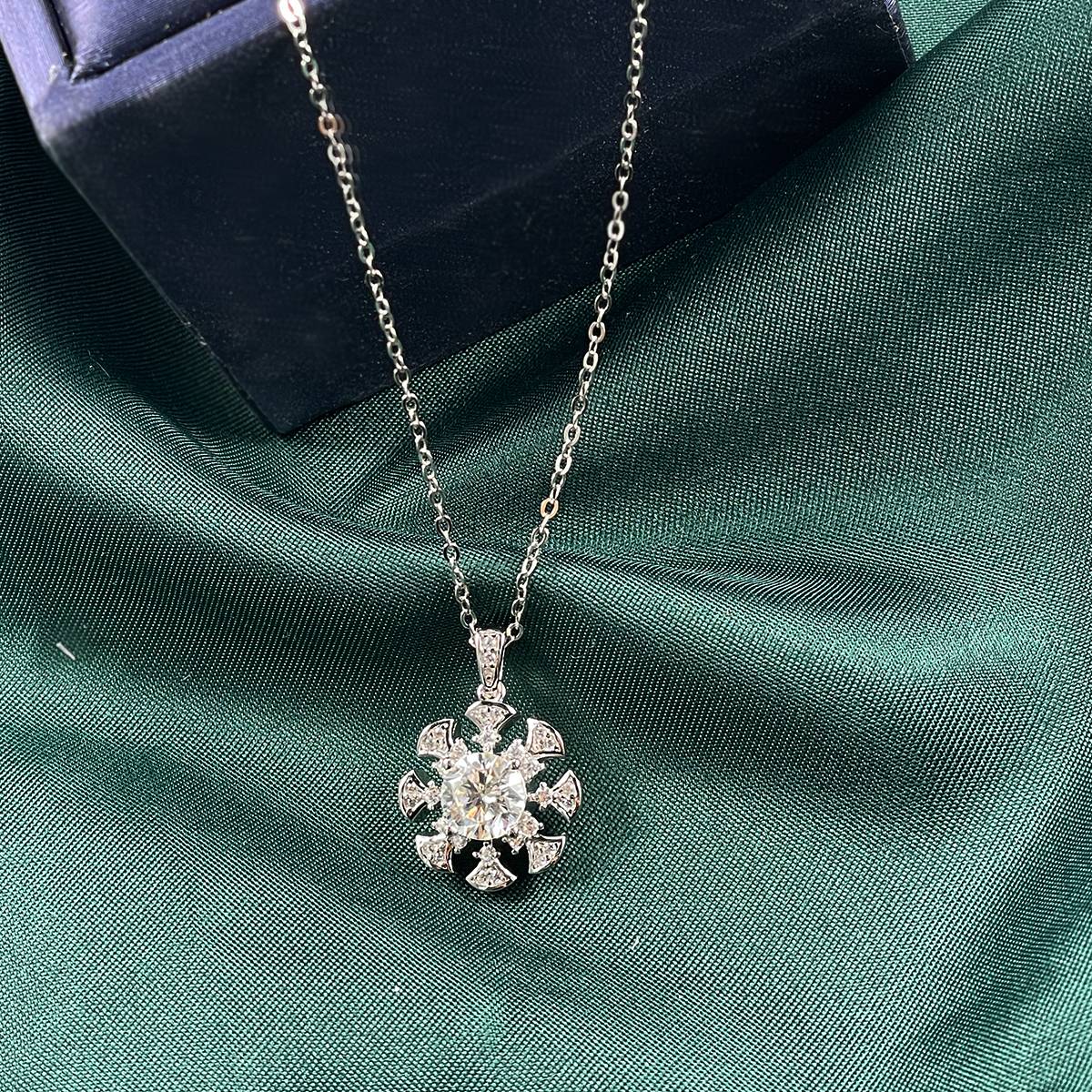 P230223021款S925银镀18K白金莫桑钻风车吊坠主石1.0ct