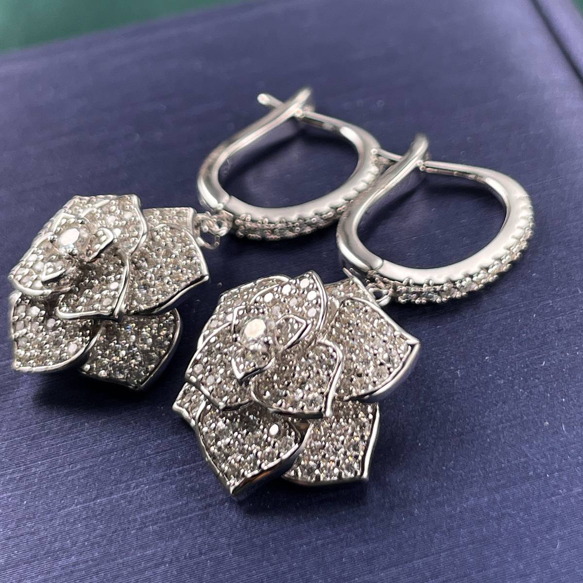 E230607021款S925银镀18K白金满镶莫桑钻山茶花耳环1.73ct