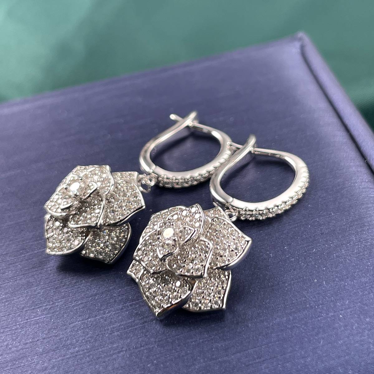 E230607021款S925银镀18K白金满镶莫桑钻山茶花耳环1.73ct