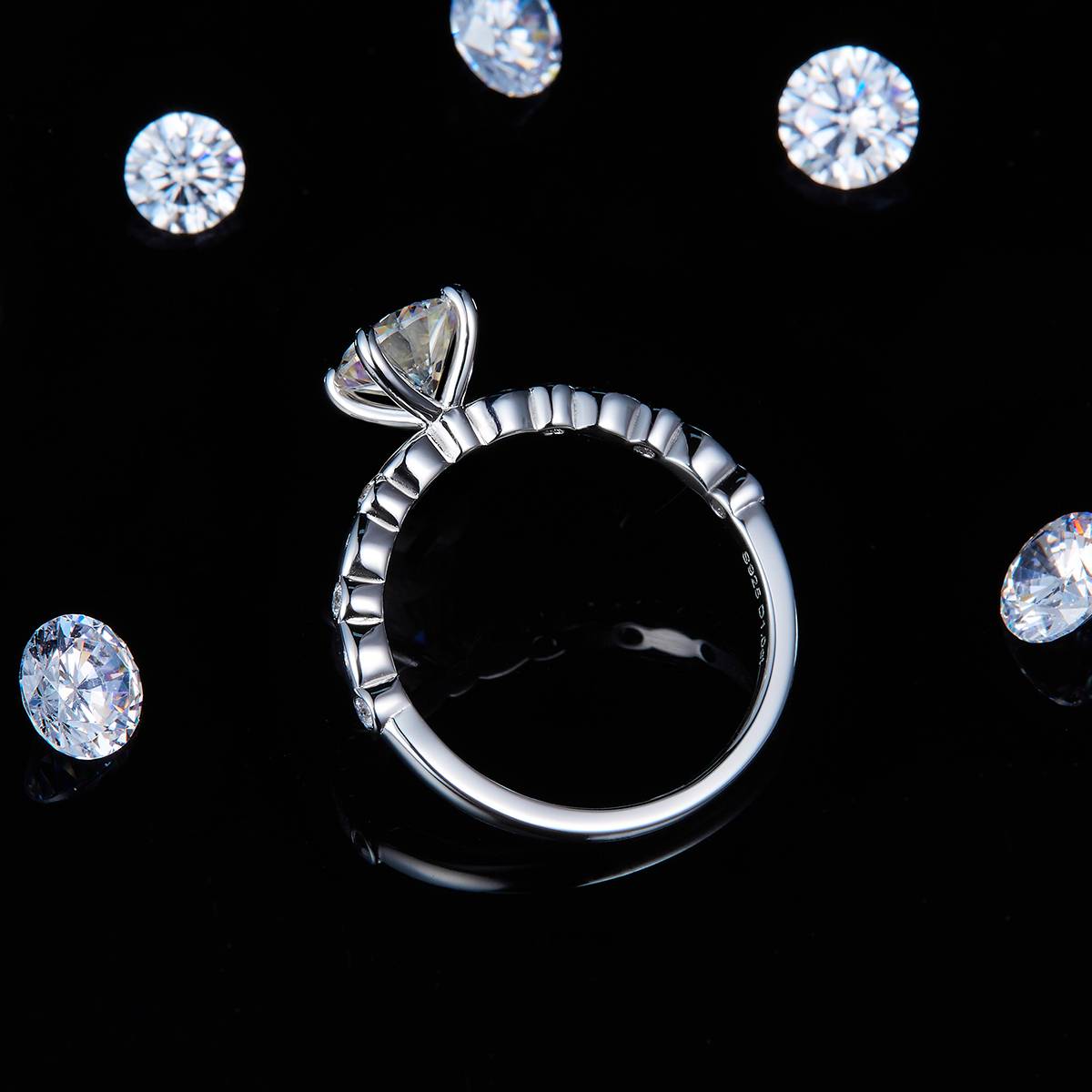 简约四爪女戒S925银镀白金定制选款主石莫桑钻1.0ct/副石高碳钻