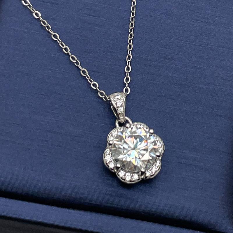 P11444款S925银镀18K白金莫桑钻心花怒放项链主石8.0mm/2.0ct