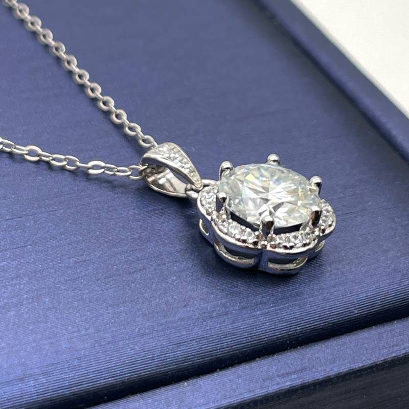 P11444款S925银镀18K白金莫桑钻心花怒放项链主石8.0mm/2.0ct