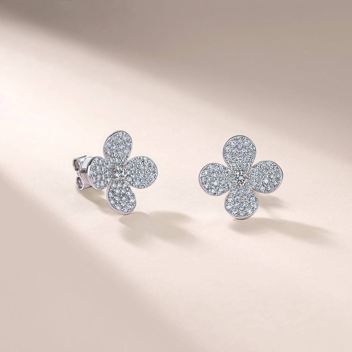 SE0757304款S925银镀18K金满镶Moissanite小花朵Stud Earring1.1ct