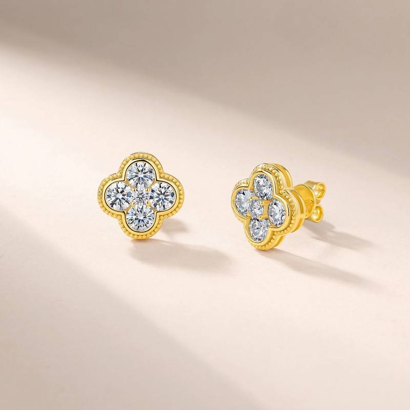 SE0757504款S925银镀18K金莫桑钻精致四叶草耳钉2.52ct