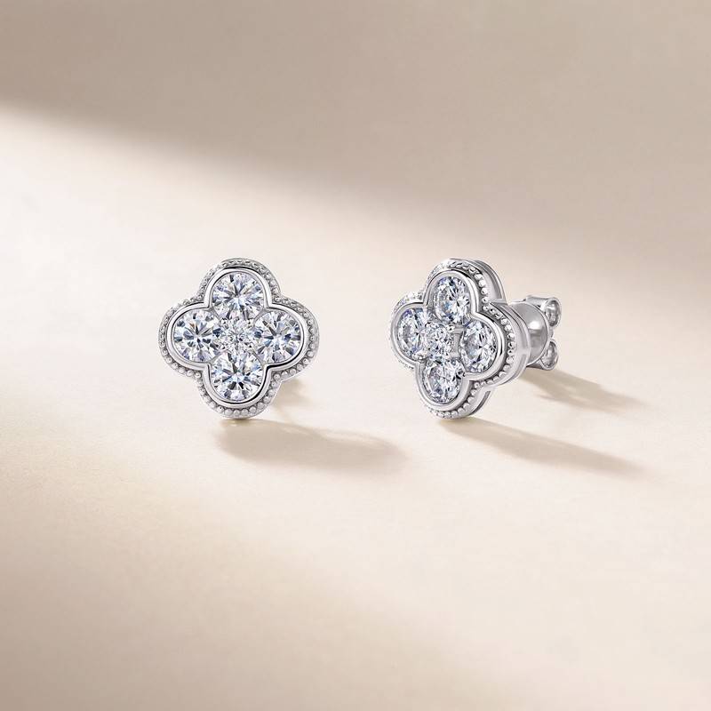 SE0757504款S925银镀18K金莫桑钻精致四叶草耳钉2.52ct