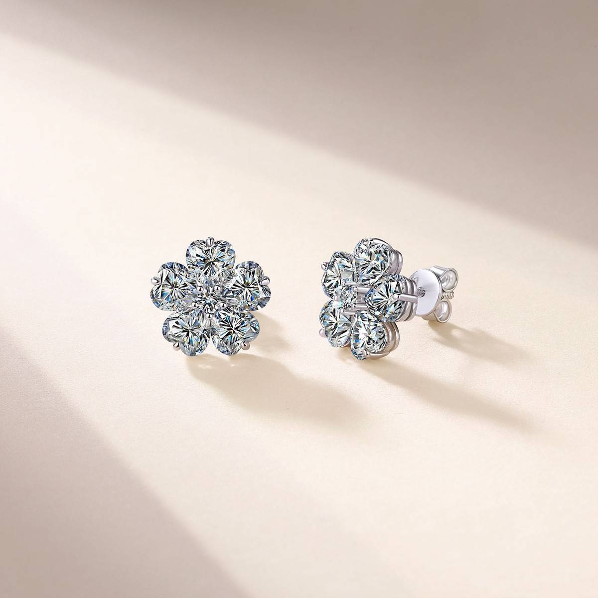 SE0758106款S925银镀18K金莫桑钻爱心花朵耳钉5.1ct