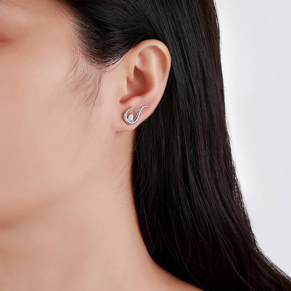 SE0722804款S925银镀18K金Moissanite个性Stud Earring0.7ct