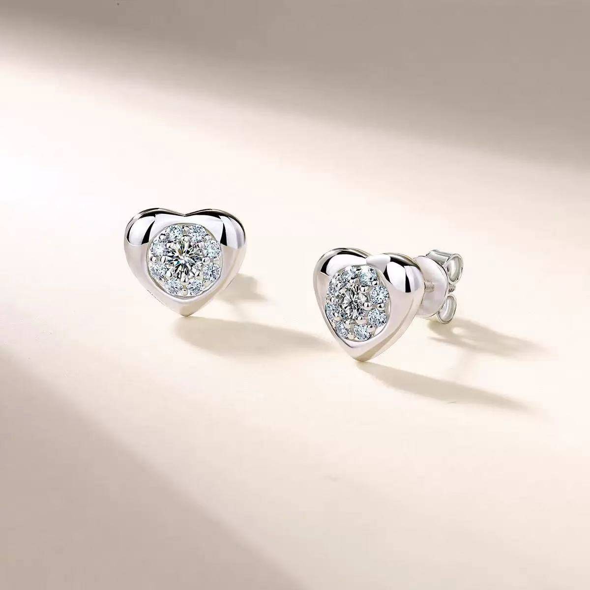 SE0737204款S925银镀18K金莫桑钻心形耳钉0.44ct