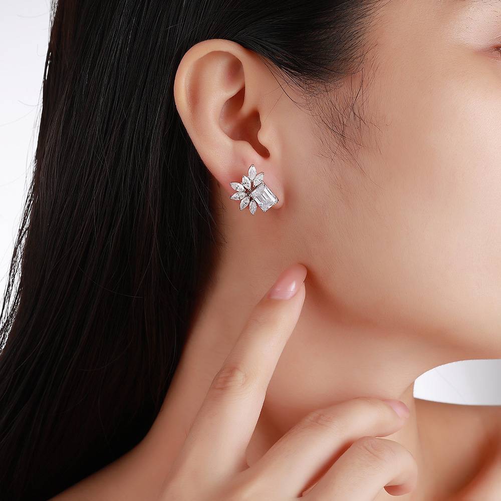 SE0743404款S925银镀18K金祖母绿切割MoissaniteAffordable LuxuryStud Earring6.8ct