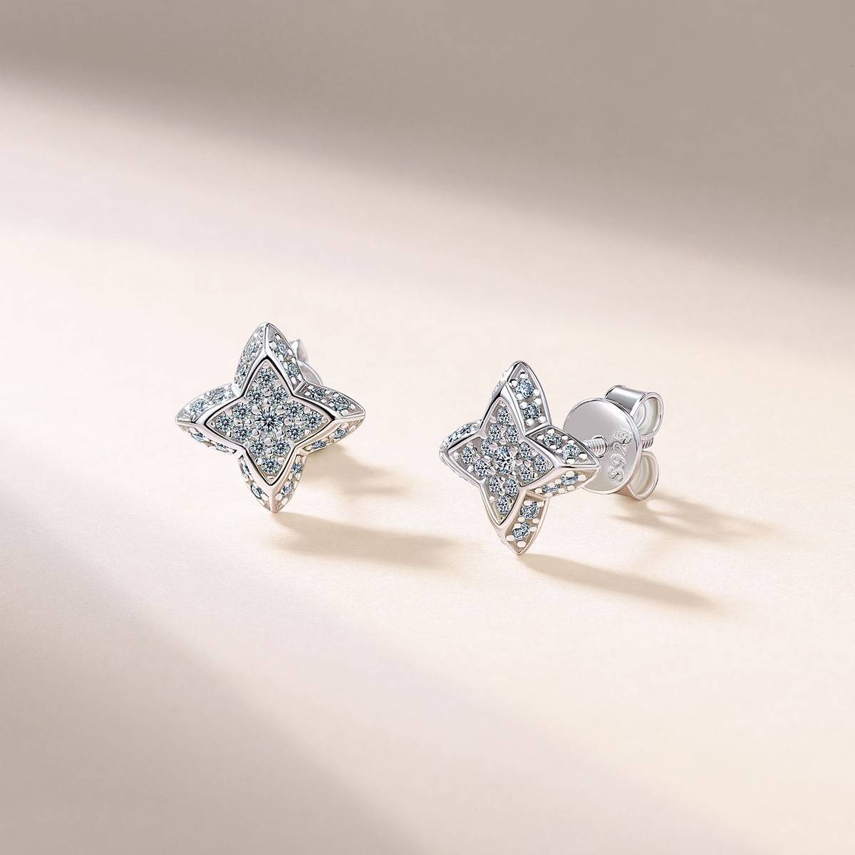 SE0752504款S925银镀18K金莫桑钻四叶花耳钉0.3ct