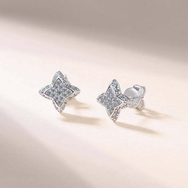 SE0752504款S925银镀18K金莫桑钻四叶花耳钉0.3ct
