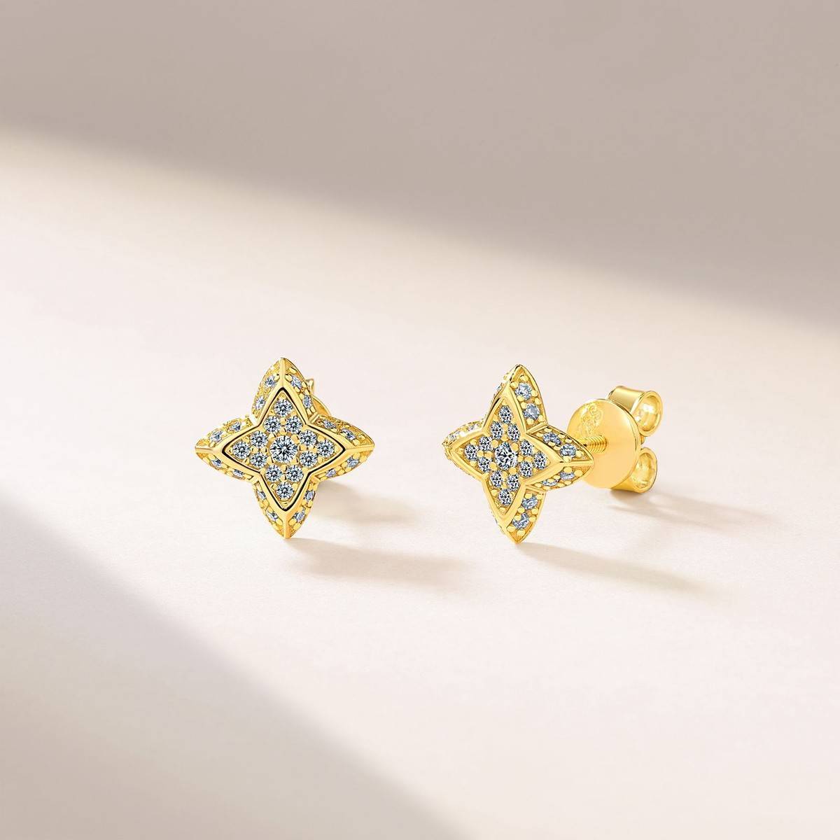 SE0752504款S925银镀18K金莫桑钻四叶花耳钉0.3ct