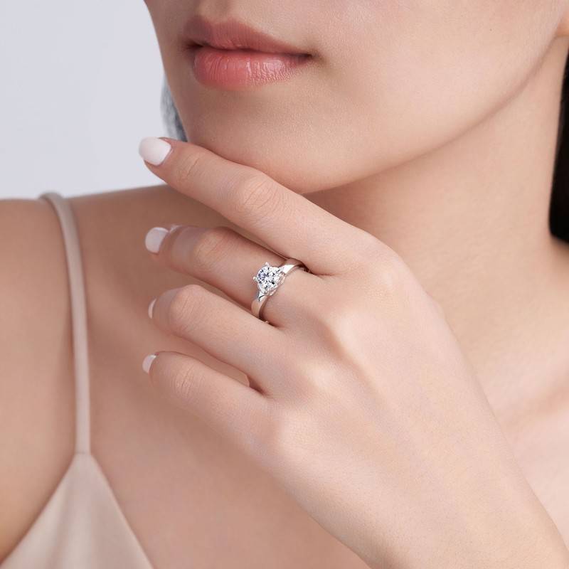 SR0654102款S925银镀18K金莫桑钻时尚女戒指1.1ct