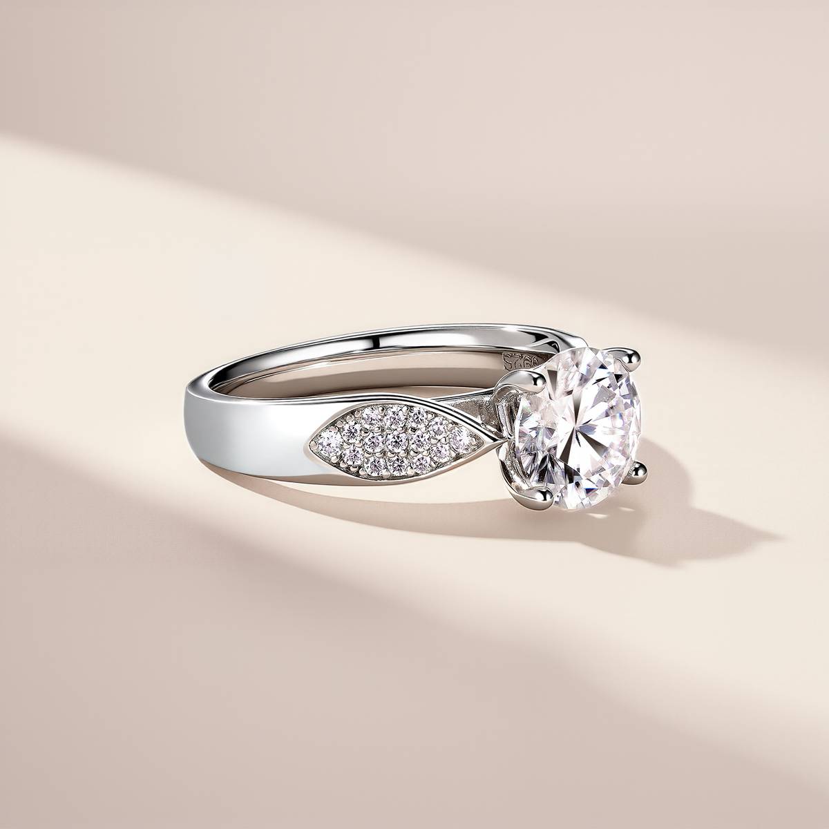 SR0654202款S925银镀18K金莫桑钻轻奢女戒2.2ct