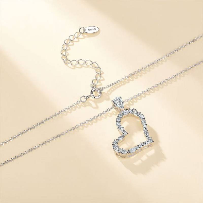 SP0532202款S925银镀18K白金莫桑钻轻奢心形吊坠1.5ct