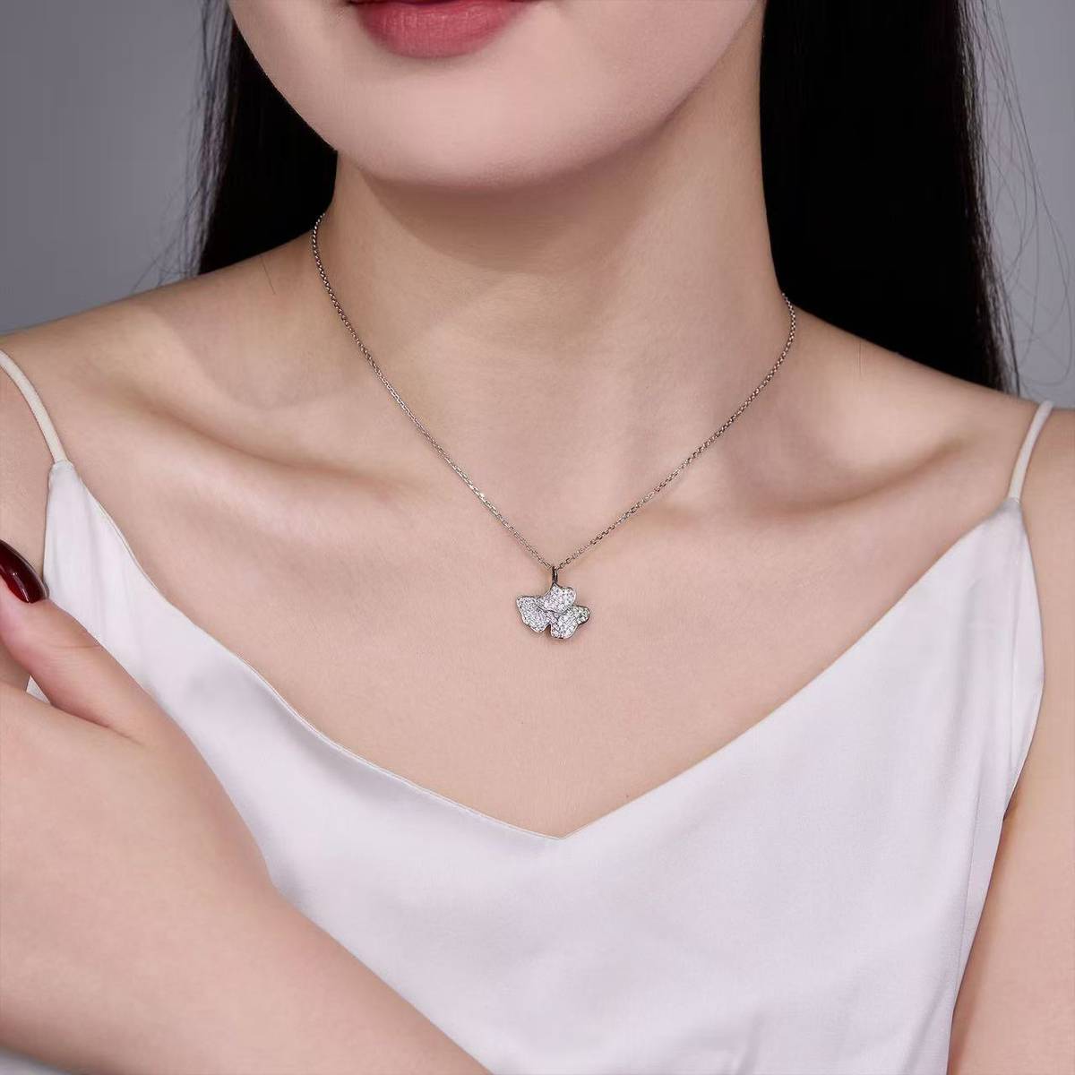 SP0534002款S925银镀18K白金莫桑钻银杏叶吊坠0.57ct