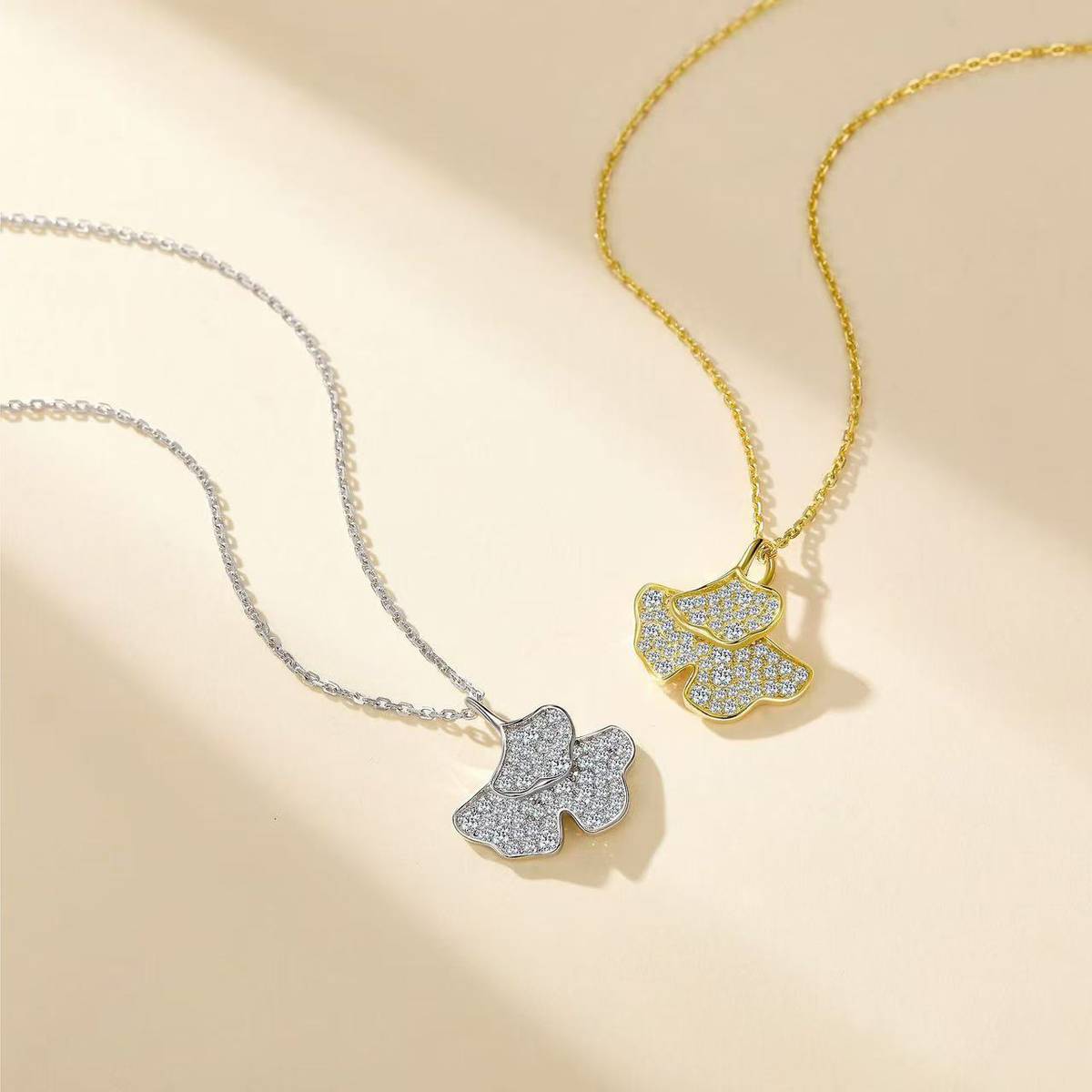 SP0534002款S925银镀18K白金莫桑钻银杏叶吊坠0.57ct
