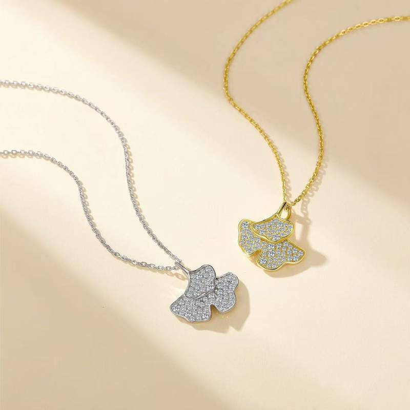 SP0534002款S925银镀18K白金莫桑钻银杏叶吊坠0.57ct