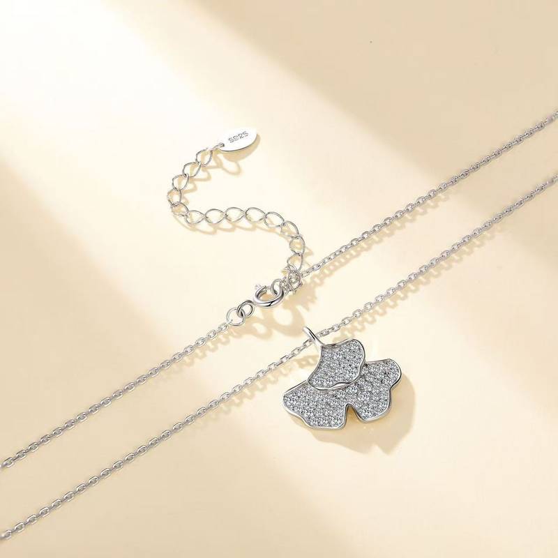 SP0534002款S925银镀18K白金莫桑钻银杏叶吊坠0.57ct