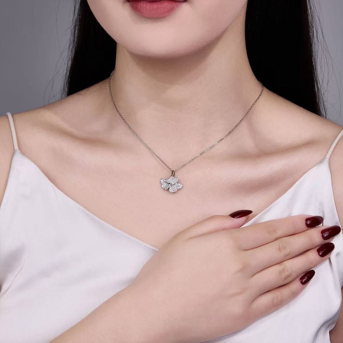 SP0534002款S925银镀18K白金莫桑钻银杏叶吊坠0.57ct