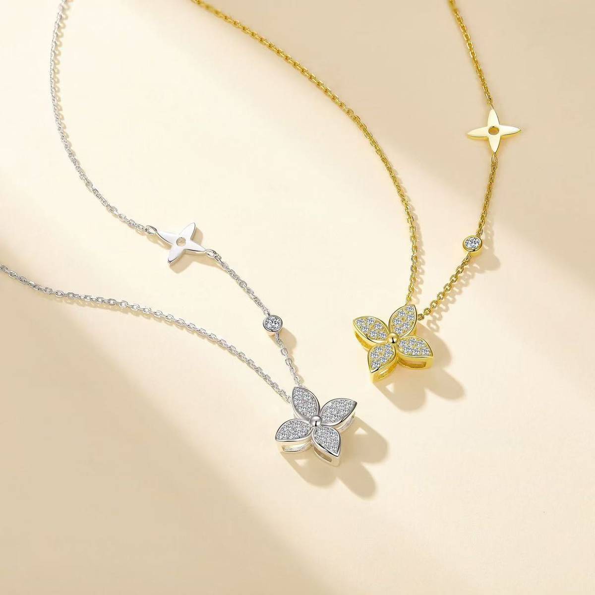 SN0233202款S925银镀18K白金莫桑钻四叶小花吊坠0.4ct