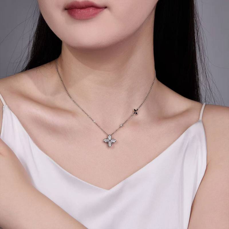 SN0233202款S925银镀18K白金Moissanite四叶小花Pendant0.4ct