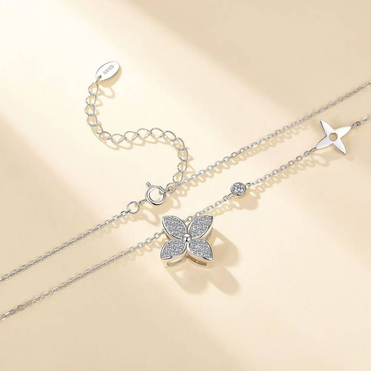 SN0233202款S925银镀18K白金莫桑钻四叶小花吊坠0.4ct