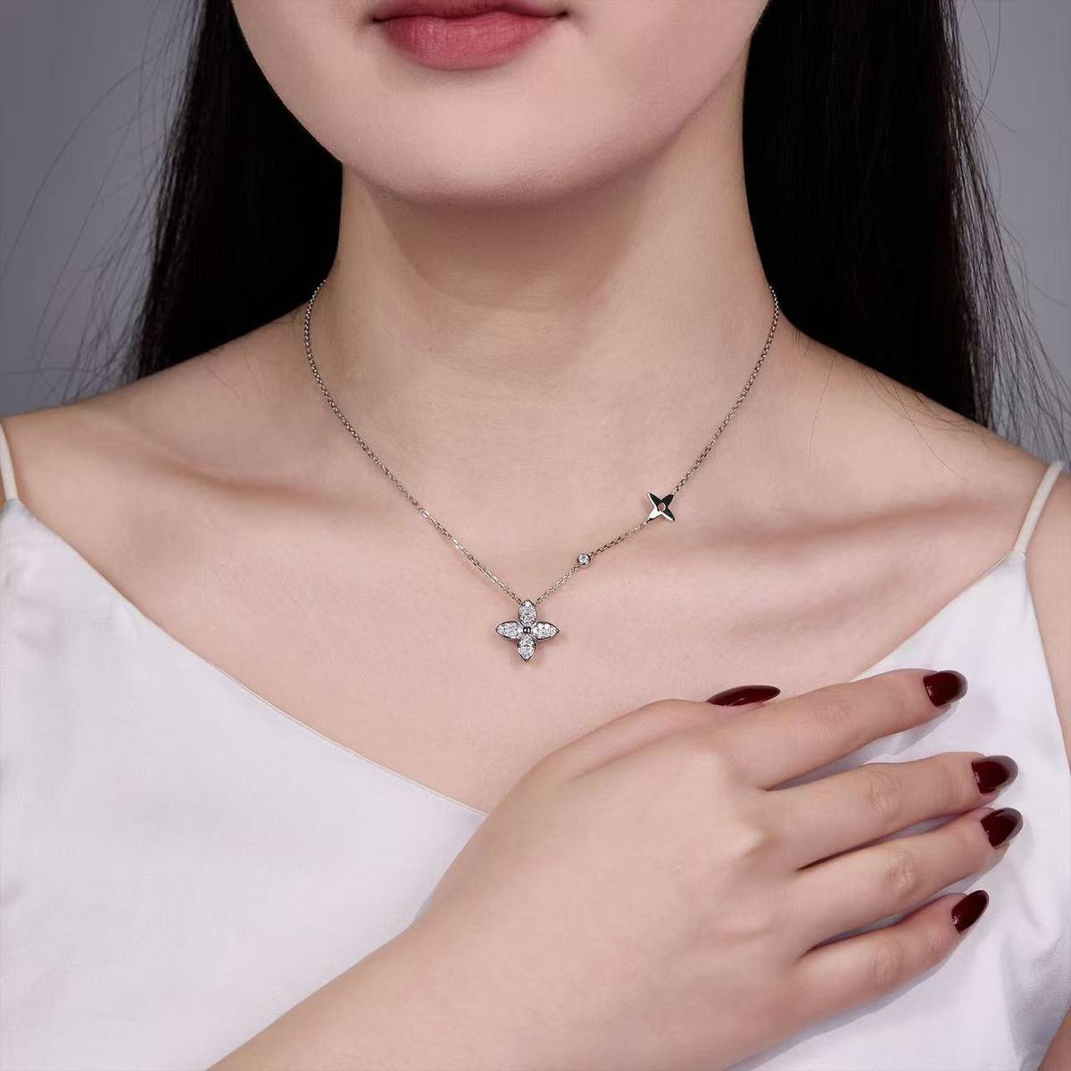 SN0233202款S925银镀18K白金莫桑钻四叶小花吊坠0.4ct
