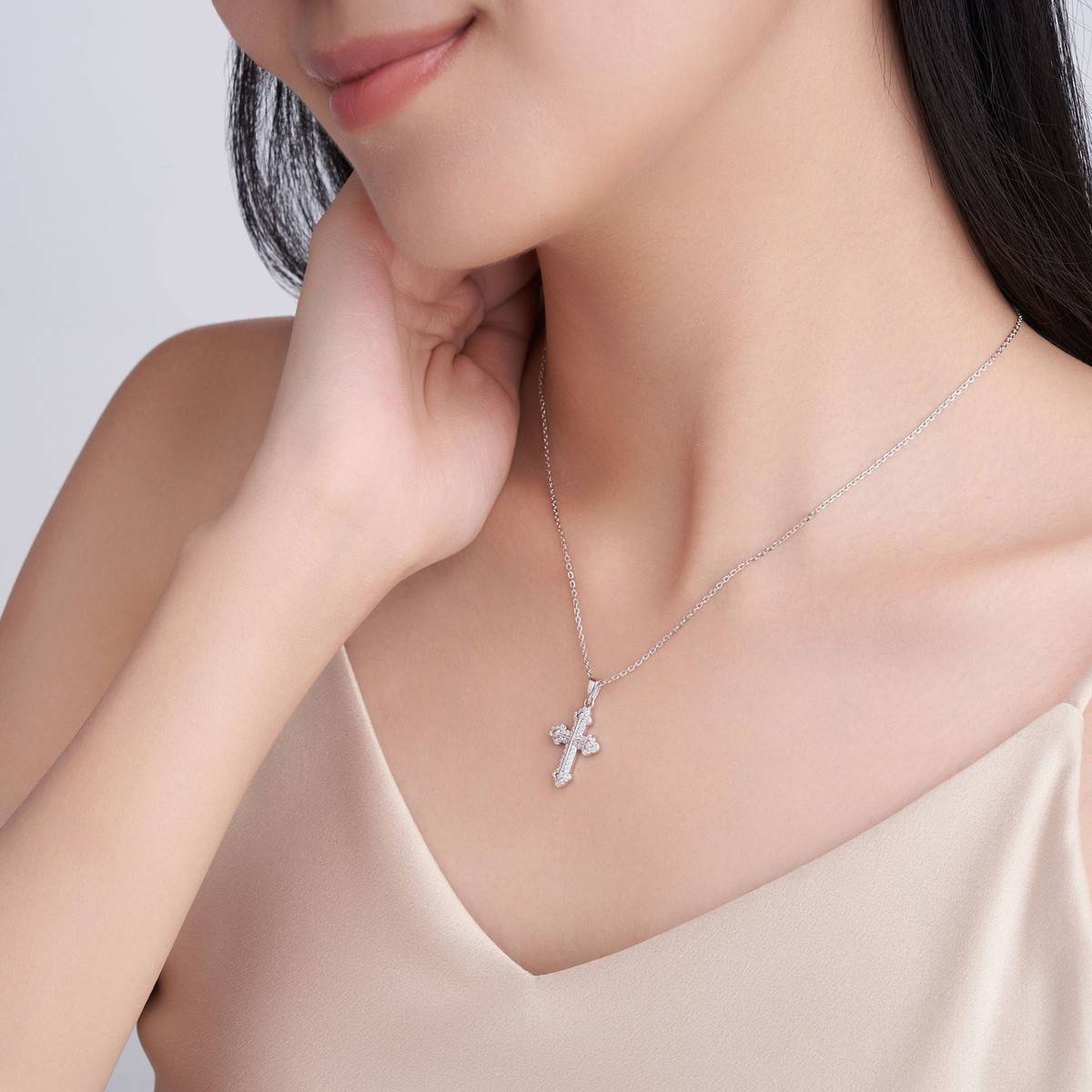SP0416106款S925银镀18K白金莫桑钻十字架吊坠0.31ct