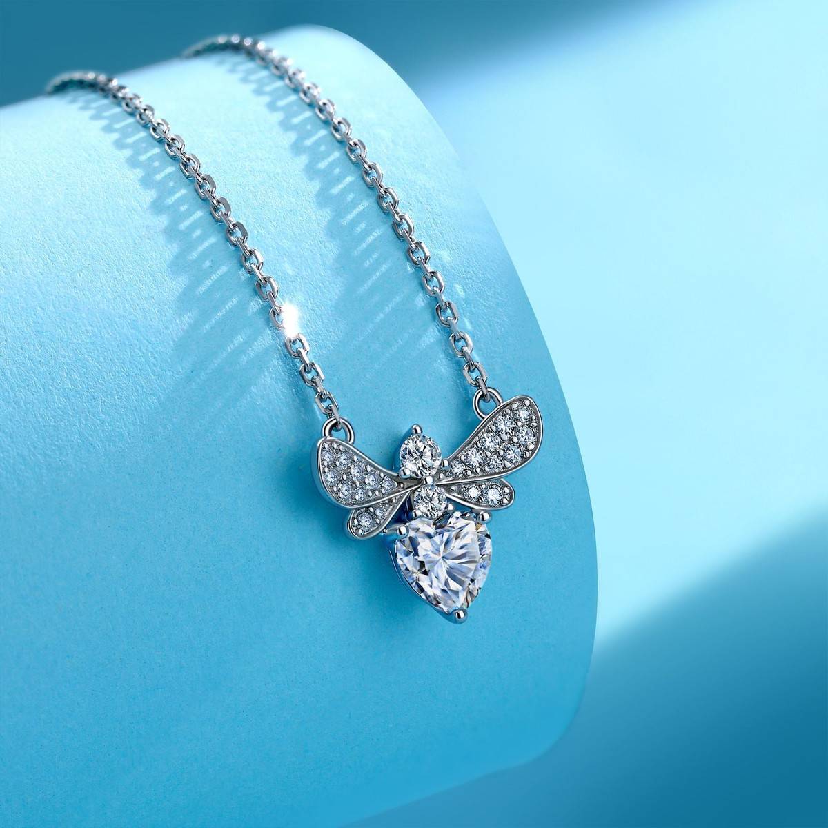 SN0162406款S925银镀18K白金莫桑小蜜蜂项链1.1ct