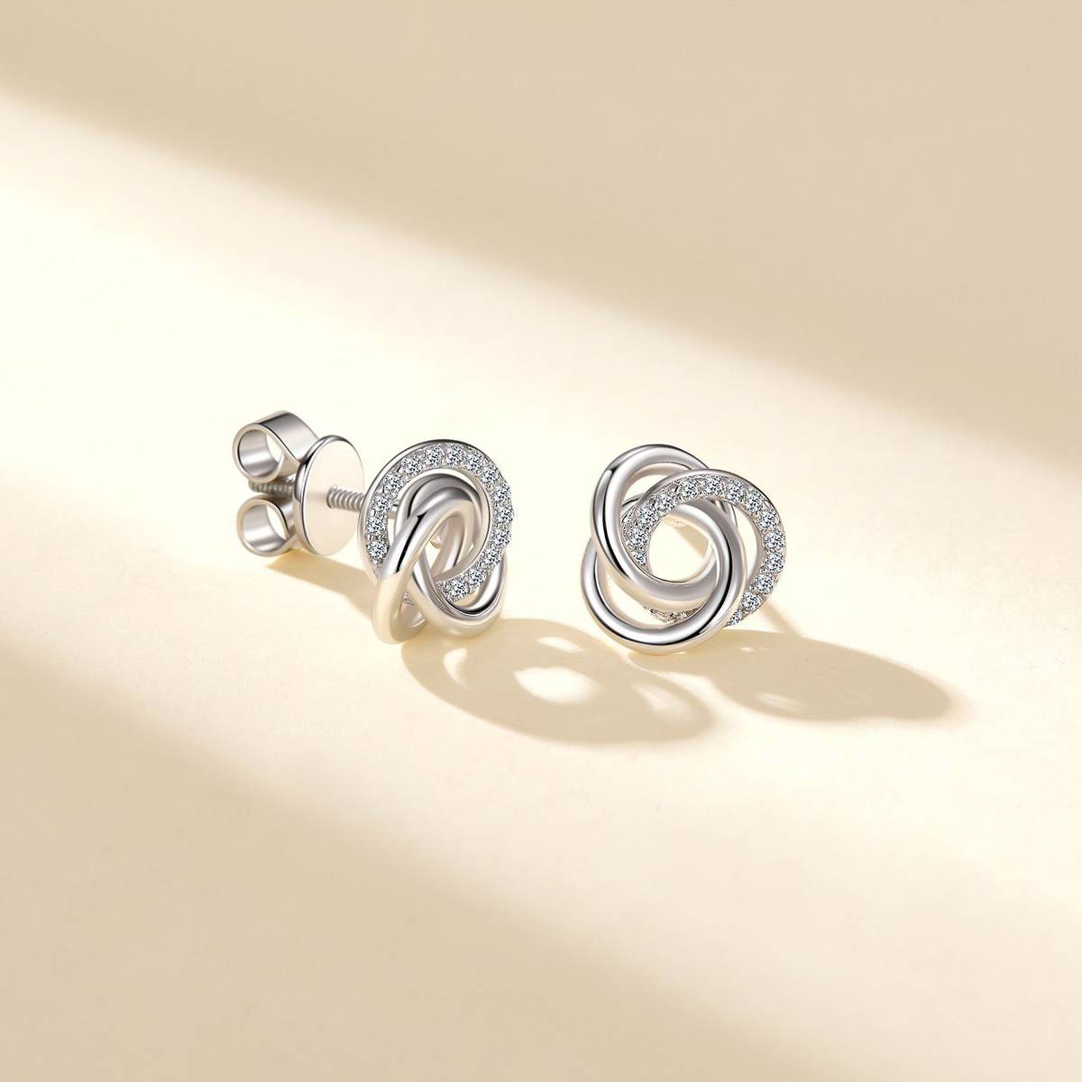 SE0169512款S925银镀18K白金莫桑钻扭结耳钉0.12ct