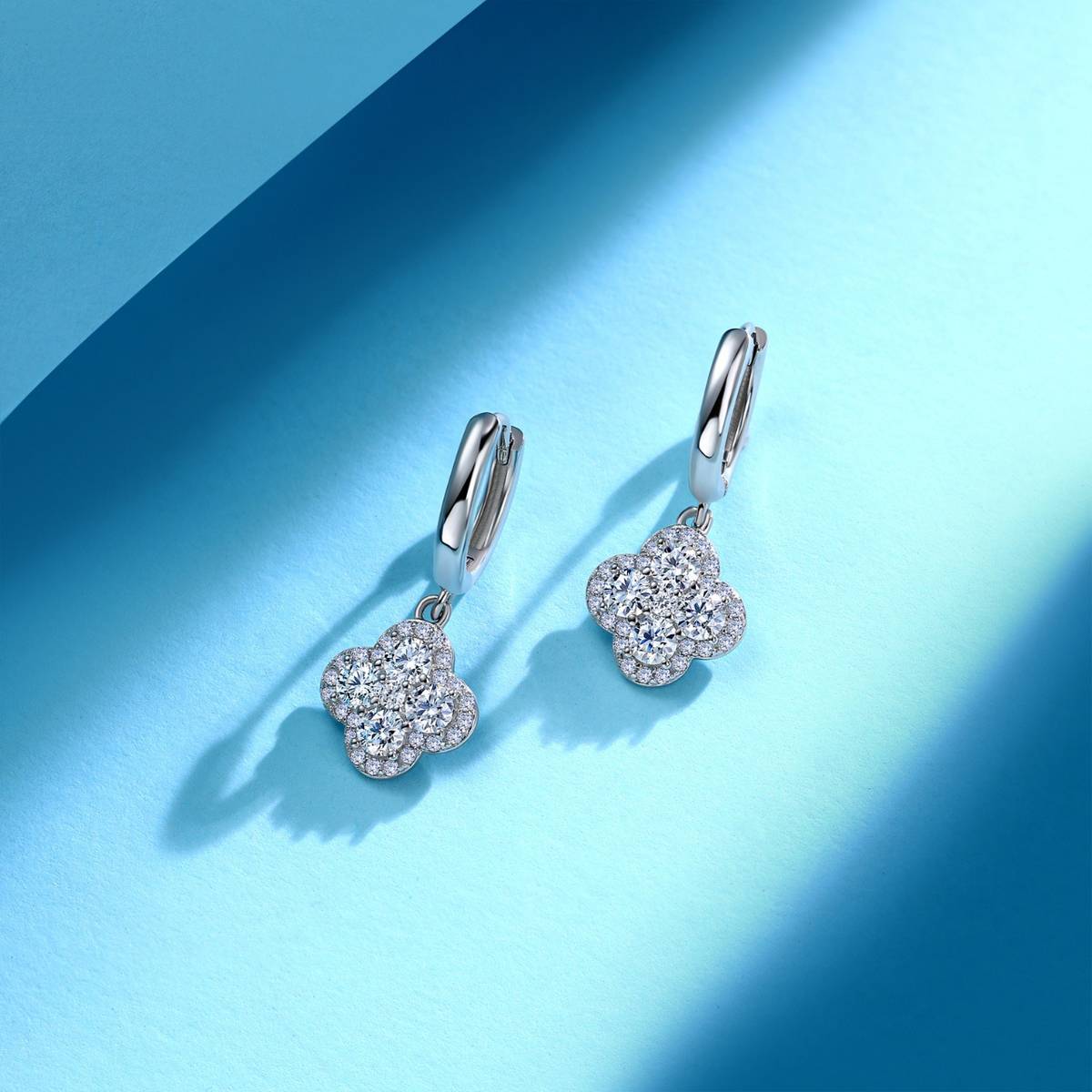SE0611306款S925银镀18K白金莫桑钻四叶草吊款耳环1.1ct