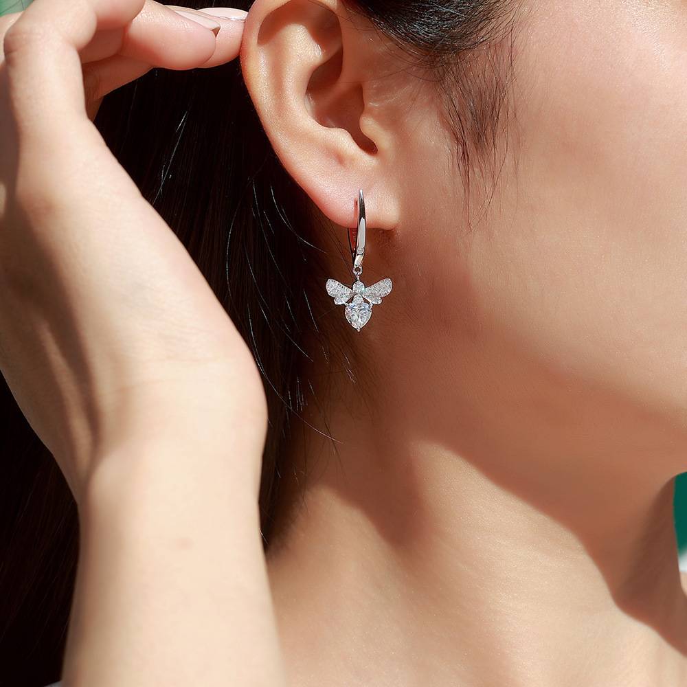 SE0617905款S925银镀18K白金莫桑钻小蜜蜂耳环2.1ct