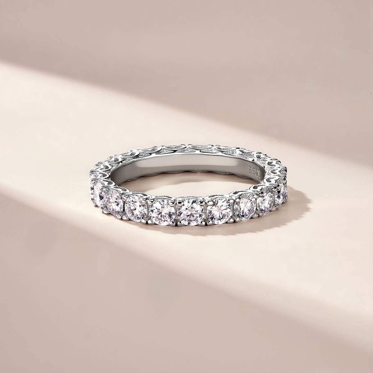 SR0226109款S925银镀18K金满镶莫桑钻爱的守护排戒2.1ct
