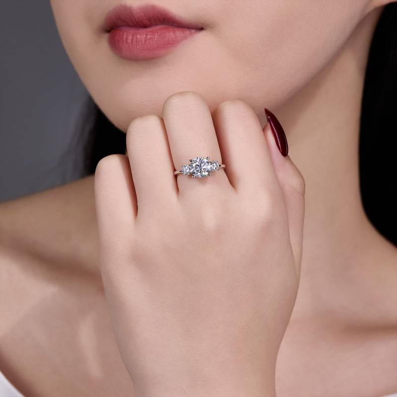SR0695101款S925银镀18K金圆形Moissanite三石款Women's Ring2.6ct