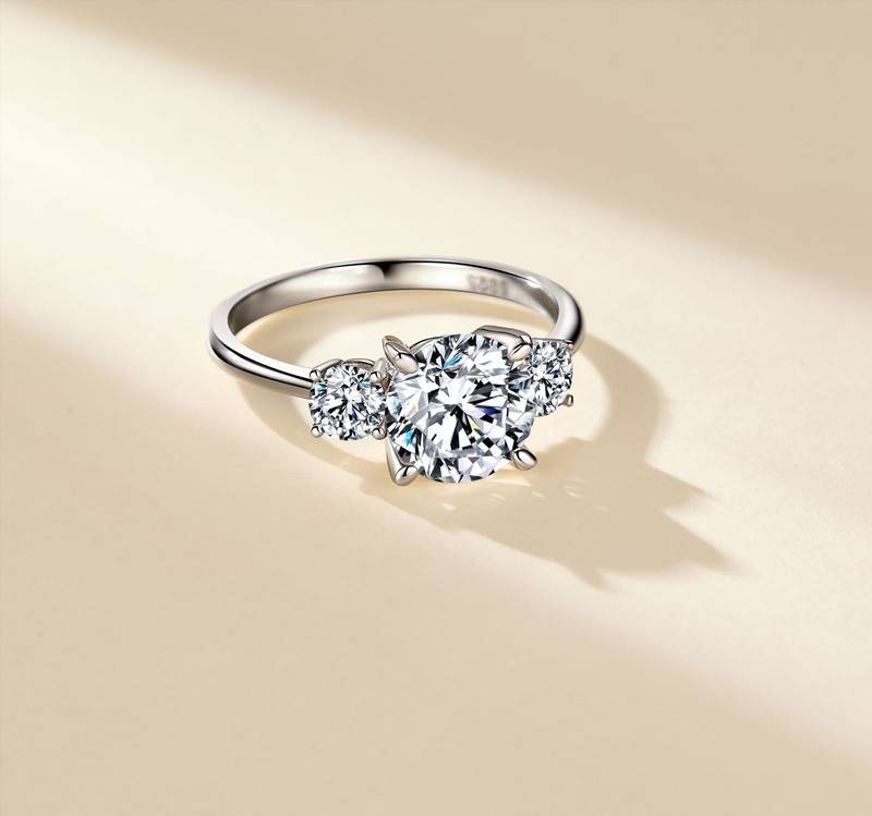 SR0695101款S925银镀18K金圆形Moissanite三石款Women's Ring2.6ct