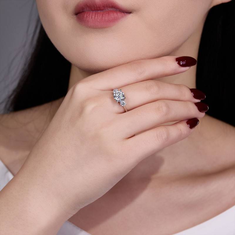 SR0695101款S925银镀18K金圆形Moissanite三石款Women's Ring2.6ct