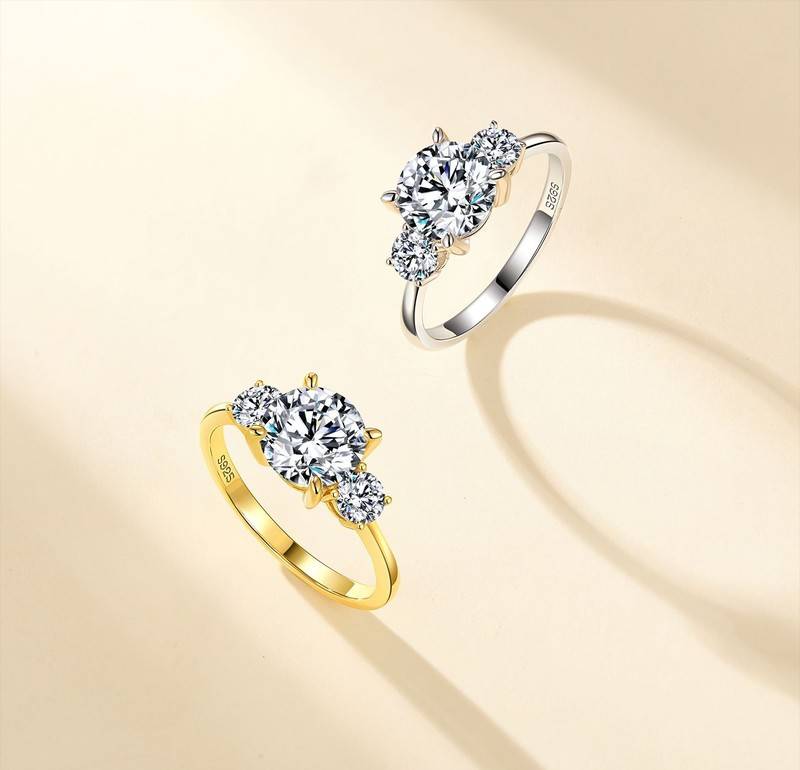 SR0695101款S925银镀18K金圆形Moissanite三石款Women's Ring2.6ct
