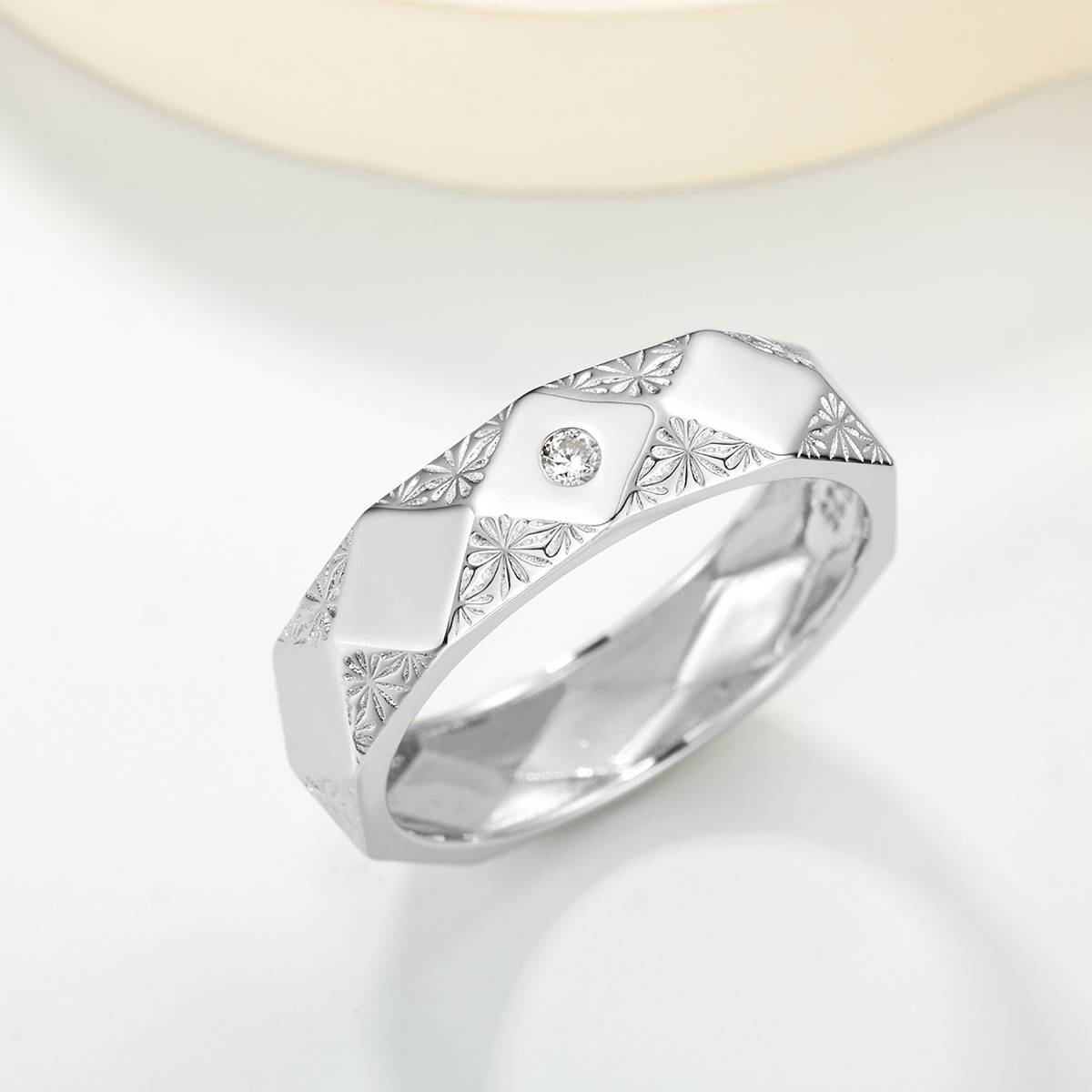 MR0256款S925银镀18K白金莫桑钻菱形雕花戒指0.03ct