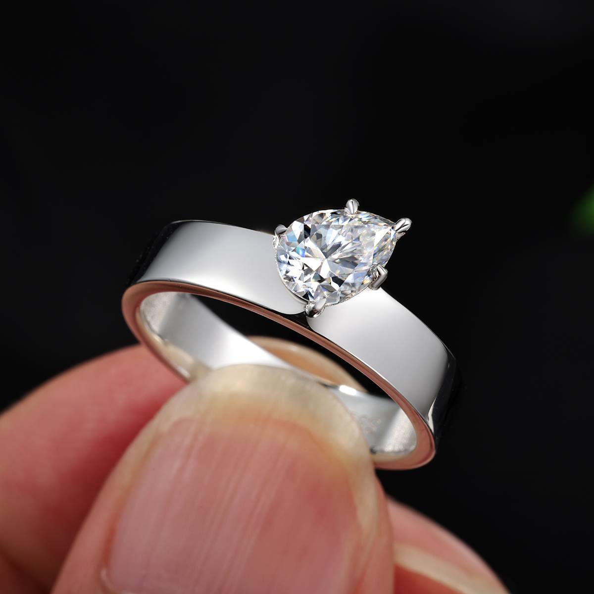 MR0349款S925银镀18K白金梨形莫桑钻ins风简约戒指主石7*5mm/0.8ct