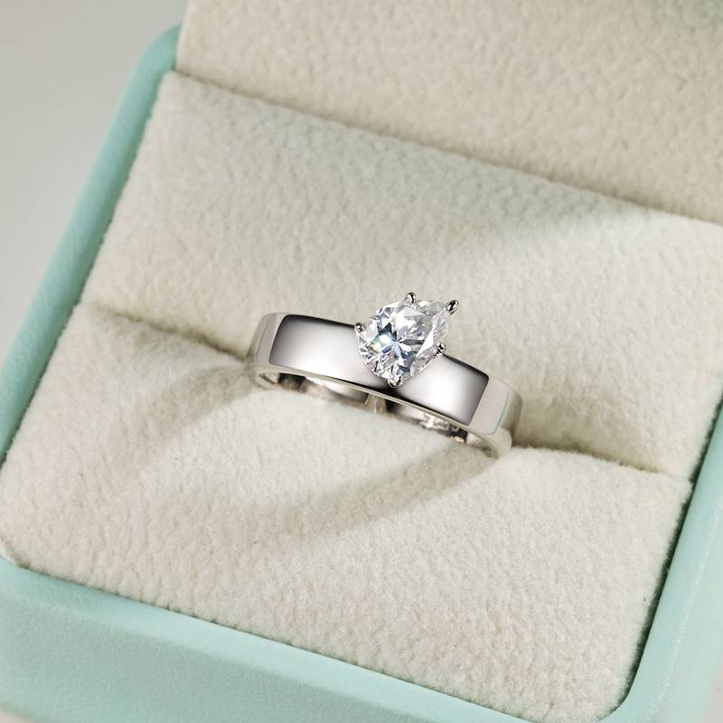 MR0349款S925银镀18K白金梨形莫桑钻ins风简约戒指主石7*5mm/0.8ct