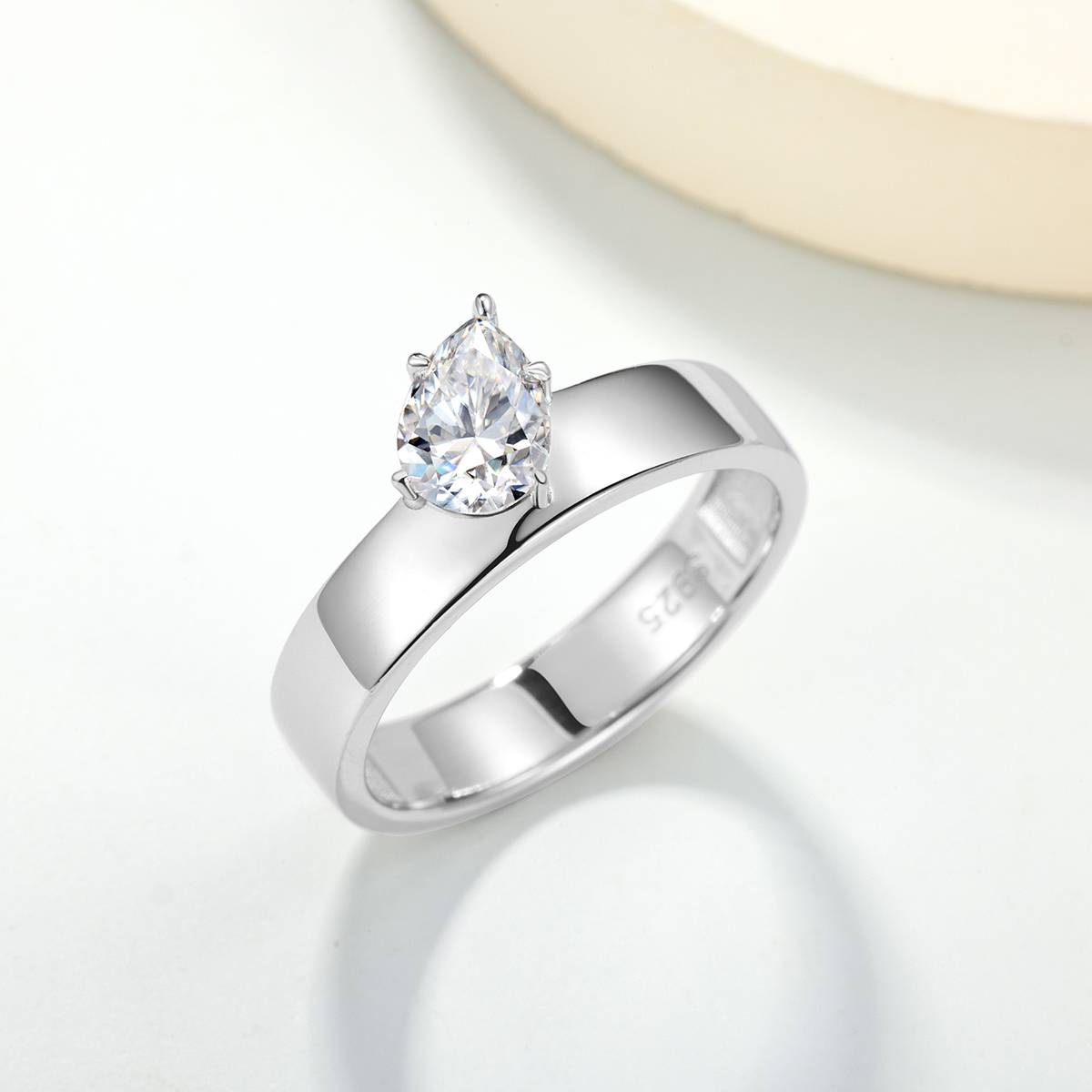 MR0349款S925银镀18K白金梨形莫桑钻ins风简约戒指主石7*5mm/0.8ct