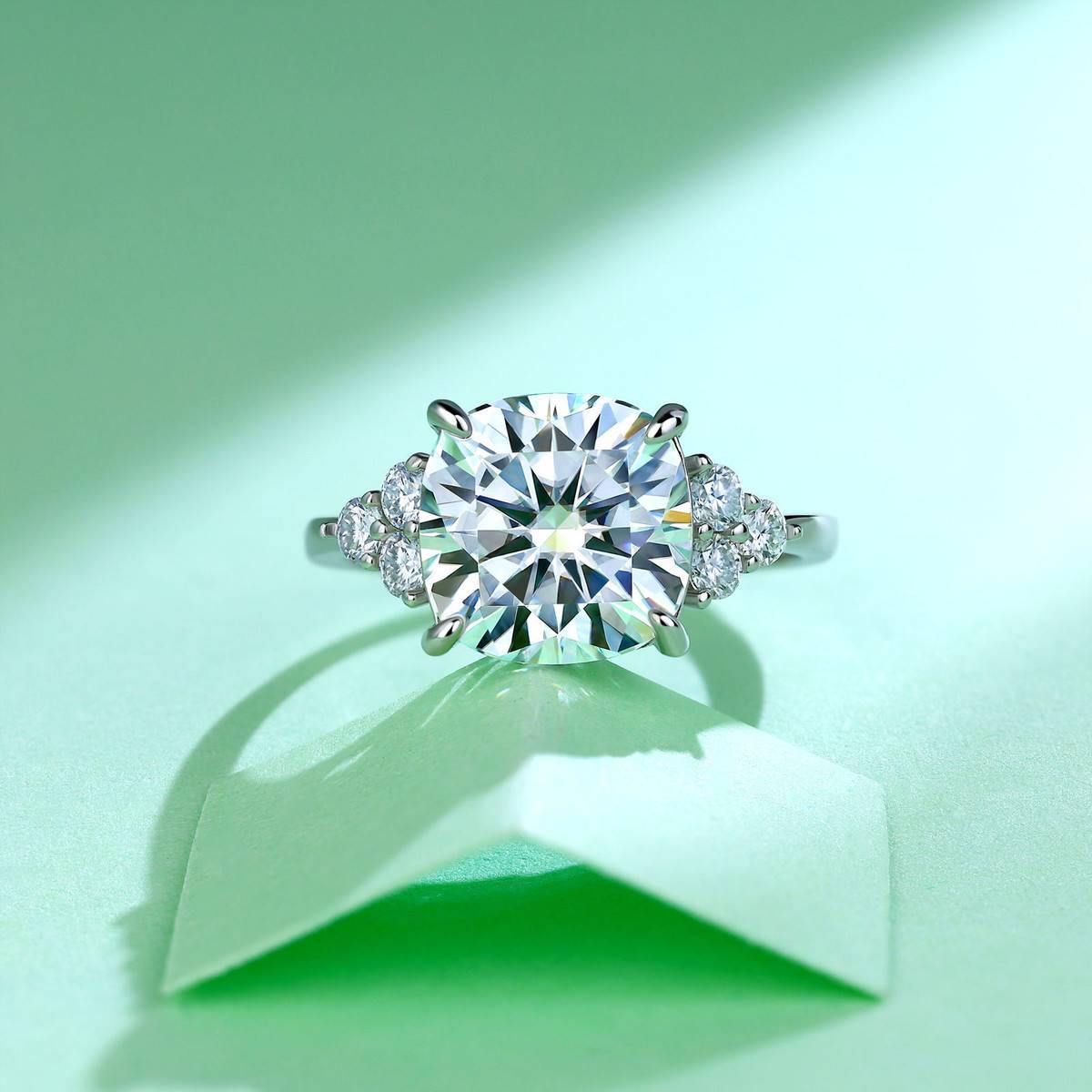 SR0618103款S925银镀18K金枕形莫桑钻相伴的爱女戒5.4ct